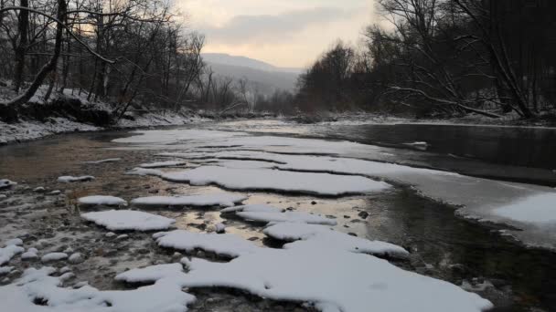 Wieczorny Zimowy Krajobraz Górskiej Rzeki — Wideo stockowe