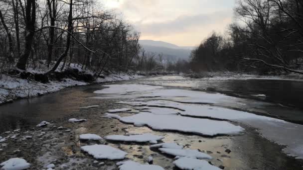 Wieczorny Zimowy Krajobraz Górskiej Rzeki — Wideo stockowe