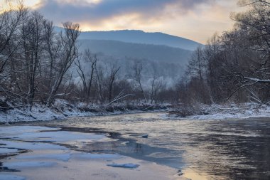 Bir dağ nehrinin kış manzarası