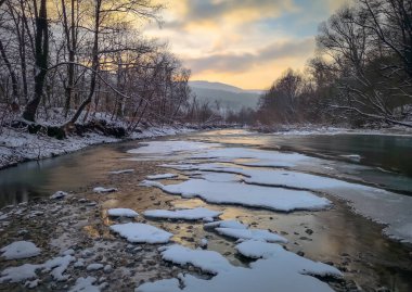 Bir dağ nehrinin kış manzarası