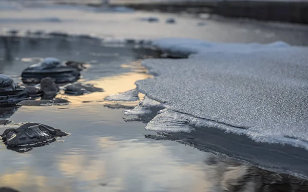 Kaunis Jää Talvivuoristojoella — kuvapankkivalokuva