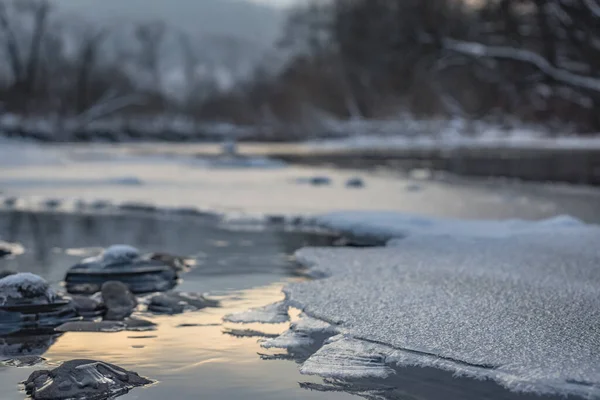 Piękny Lód Zimowej Górskiej Rzece — Zdjęcie stockowe