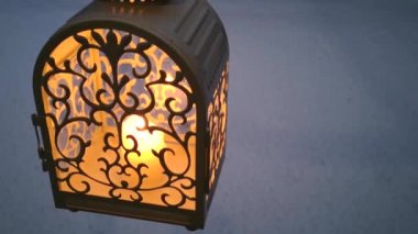 Akşamki kar yağışında fener.