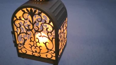 Akşamki kar yağışında fener.