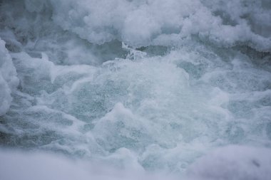 Karpatlar 'da kışın akan dağ nehri