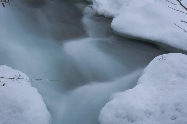 Plně Tekoucí Horská Řeka Zimě Karpat — Stock fotografie