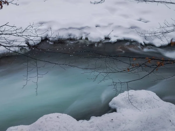 Karpatlar Kışın Akan Dağ Nehri — Stok fotoğraf