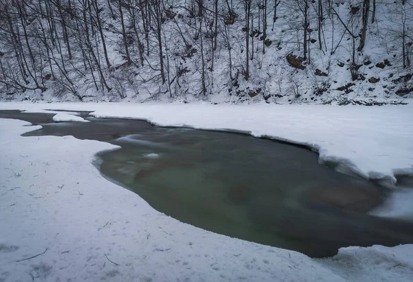 Płynąca Pełni Górska Rzeka Zimowych Karpatach — Zdjęcie stockowe
