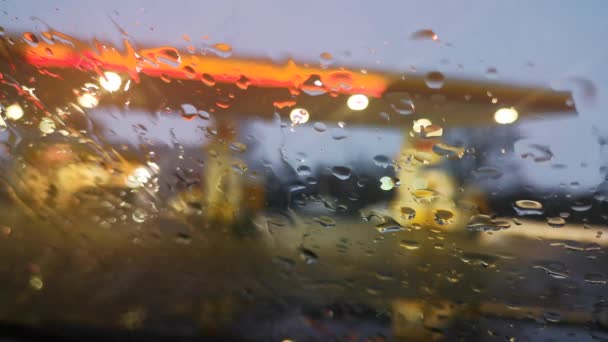 Natürliches Bokeh Von Scheinwerfern Stadtverkehr Bei Regen — Stockvideo