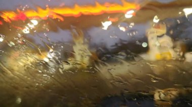 Yağmur sırasında şehir trafiğinde doğal farlar yanar.
