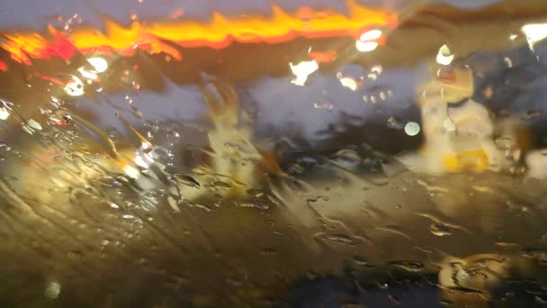 Přirozený Bokeh Světlometů Městském Provozu Během Deště — Stock video