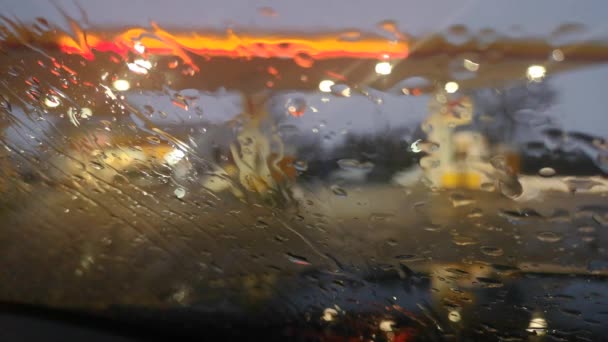 Natürliches Bokeh Von Scheinwerfern Stadtverkehr Bei Regen — Stockvideo