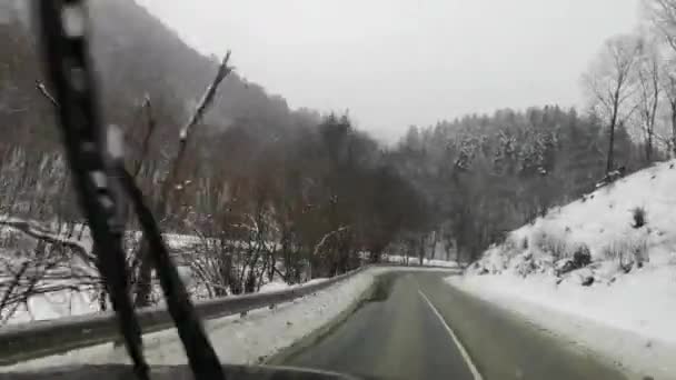 Suv Podróżuje Zimą Przez Karpaty — Wideo stockowe