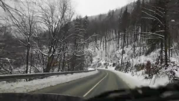 Suv Viaja Através Inverno Cárpatos — Vídeo de Stock