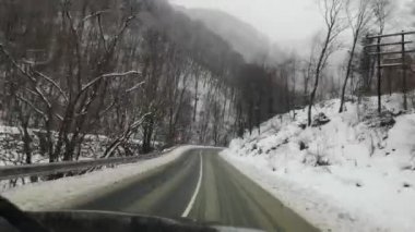 Bir SUV kışın Karpatlar boyunca seyahat eder.