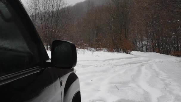 Suv Podróżuje Zimą Przez Karpaty — Wideo stockowe