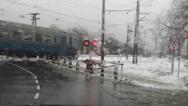 Suburbane Treinbewegingen Door Nat Glas Van Regen — Stockvideo