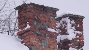 Şiddetli kar yağışı altında şehir çatılarının kış manzarası