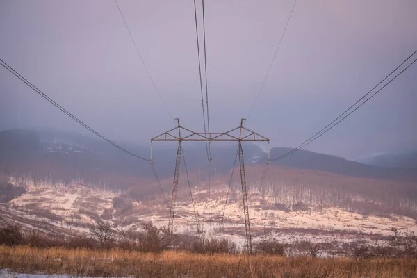 Elektrické Vedení Zimním Večeru Při Západu Slunce — Stock fotografie