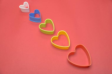 Şenlik arka planı için çok renkli kalpler. 