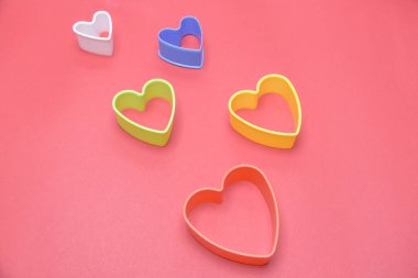 Şenlik arka planı için çok renkli kalpler. 