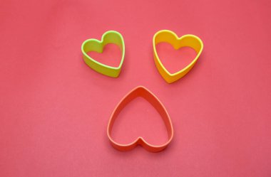 Şenlik arka planı için çok renkli kalpler. 