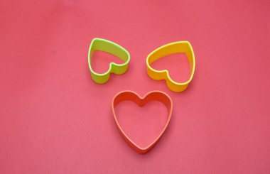 Şenlik arka planı için çok renkli kalpler. 