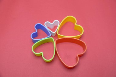 Şenlik arka planı için çok renkli kalpler. 