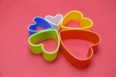 Şenlik arka planı için çok renkli kalpler. 