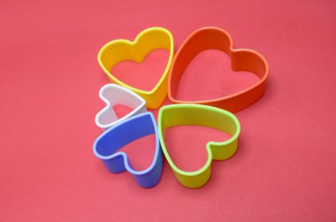 Şenlik arka planı için çok renkli kalpler. 