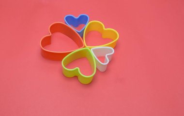 Şenlik arka planı için çok renkli kalpler. 