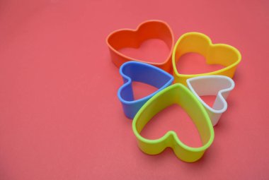 Şenlik arka planı için çok renkli kalpler. 