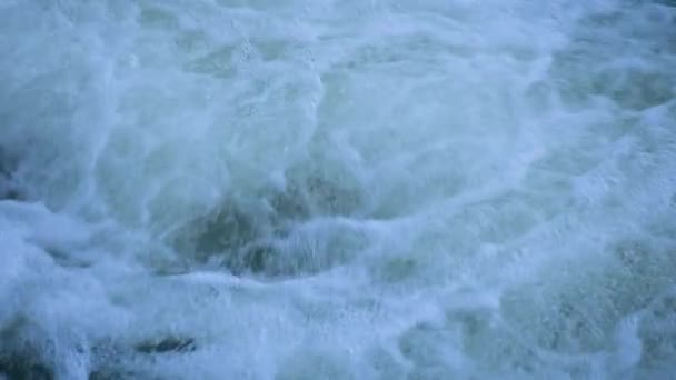 Blubbernder Wasserkreislauf Einem Gebirgsfluss — Stockvideo