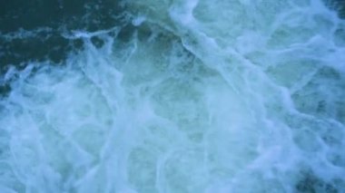 Dağ nehrinde kaynayan su döngüsü