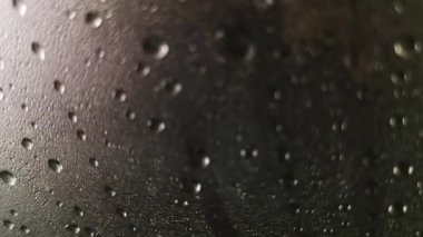 Araba yıkama ön camdan içeri bakıyor.