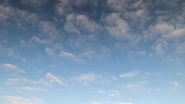 Las Nubes Mueven Rápidamente Través Del Cielo — Vídeo de stock