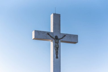 Büyük bir haç ile Peyzaj