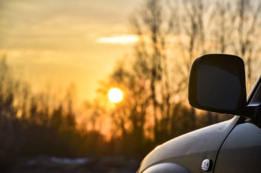 SUV, Karpatlar 'la gün batımında seyahat ediyor.