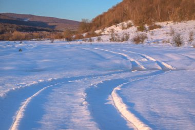 Gün batımında Karpatların kışın manzarası