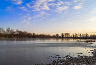 Akşam bir dağ şarapçısı nehrinde