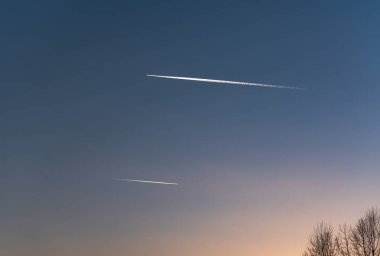 İki uçak gökyüzünde uçuyor