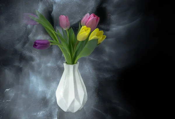 Bouquet Tulipani Multicolori Vaso Bianco Delineato Luce — Foto Stock