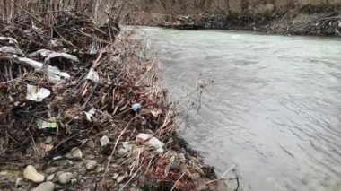 Dağ nehri boyunca ev atıkları