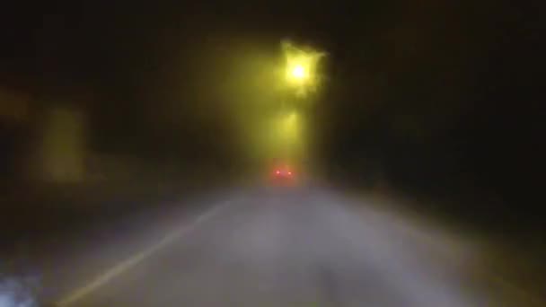 Tempo Trânsito Uma Estrada Noturna Cidade Nevoeiro Pesado — Vídeo de Stock