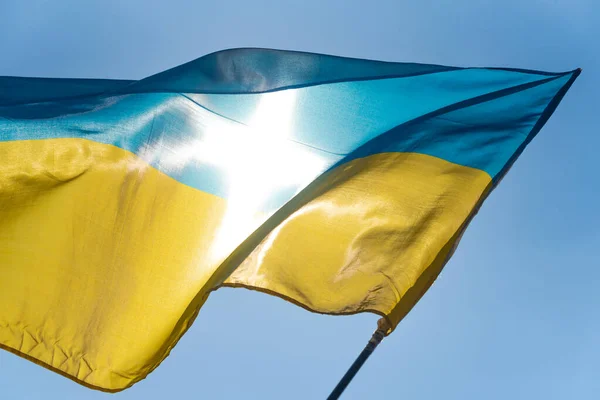 Ukrayna bayrağı rüzgârda büyüyor