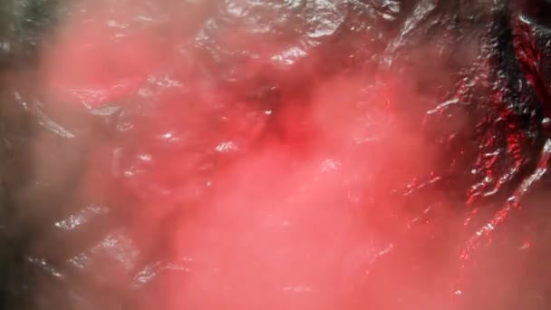 Толстый Красный Дым Темном Текстурированном Фоне — стоковое видео
