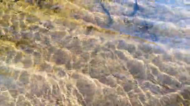 Onde Strutturate Fiume Montagna Con Bagliore Solare — Video Stock