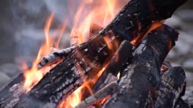 Akşam nehrinin kıyısında şenlik ateşi