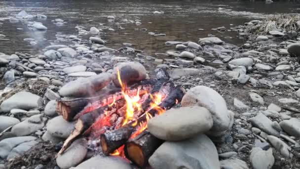Φωτιά Στην Όχθη Του Ποταμού Του Βουνού Βράδυ — Αρχείο Βίντεο