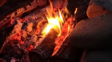 Akşam nehrinin kıyısında şenlik ateşi